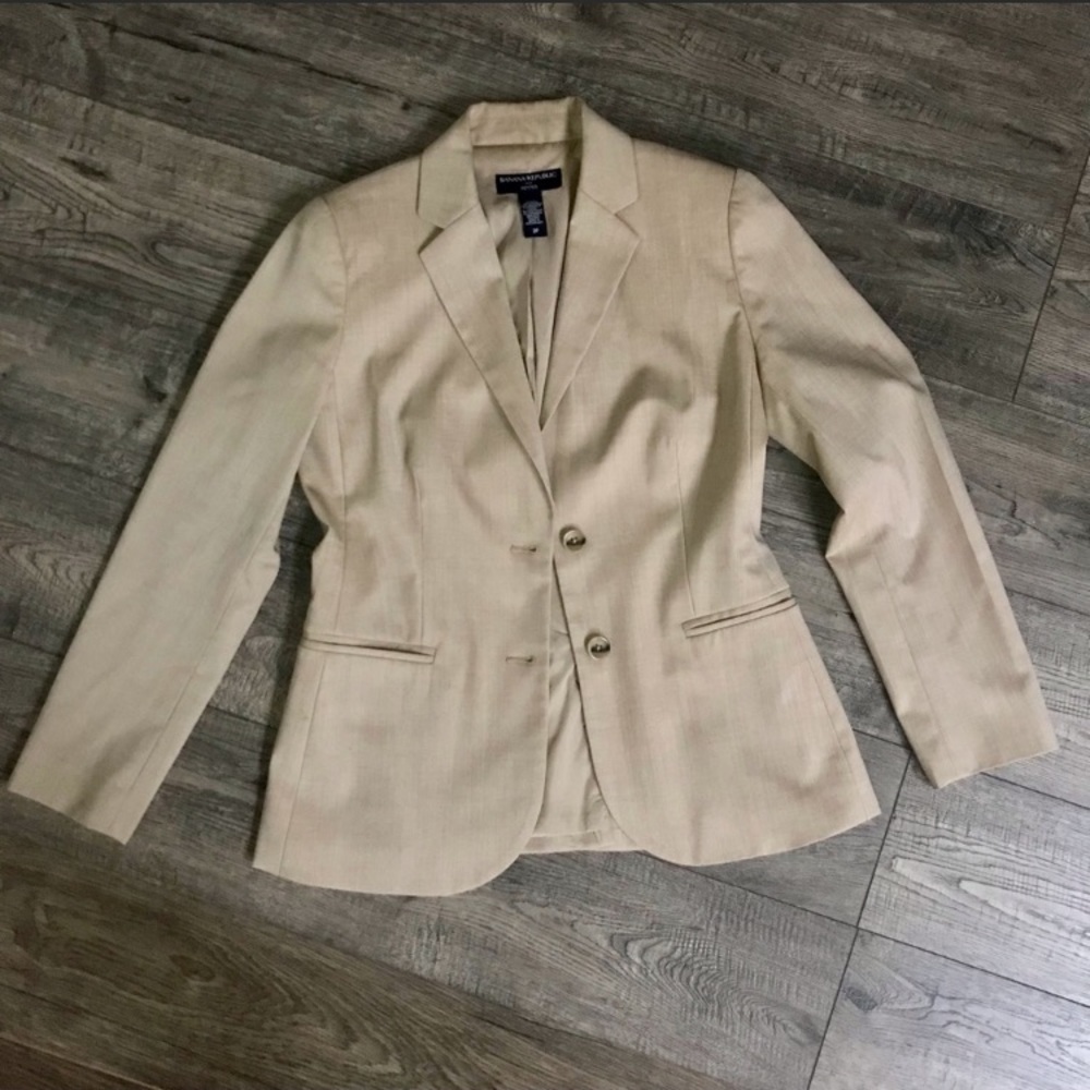 Women’s Banana Republic Tan Pant Suit, size 2 Petite